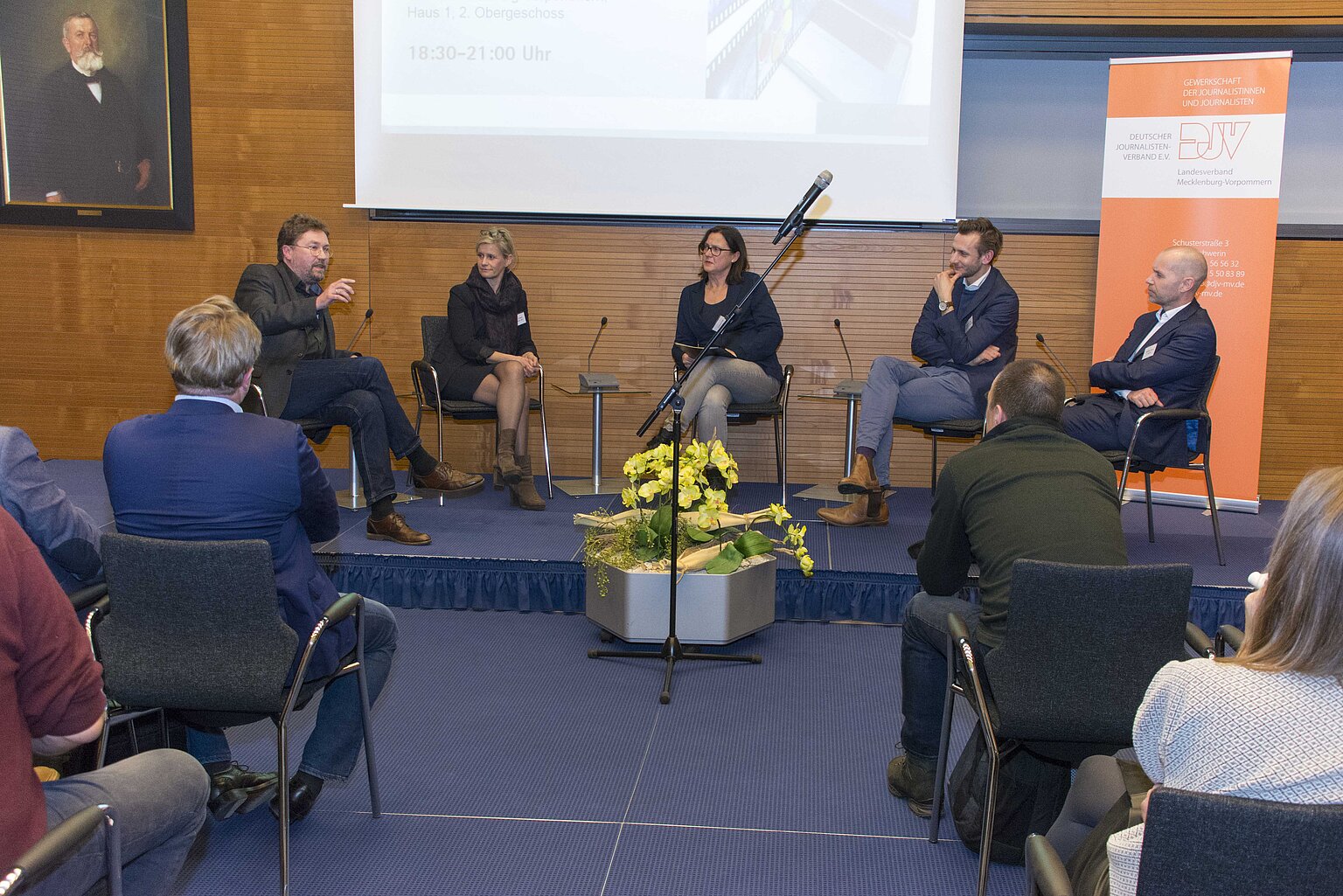 Im Podium (v.l.): Jan-Peter Schröder, Chef vom Dienst der Ostsee-Zeitung, Gordana Patett, Aktuell-Chefin von NDR 1 Radio MV, Moderatorin Corinna Pfaff und Matthias Mück, Geschäftsführer von TV Rostock, Foto: Uwe Sinnecker Im Podium (v.l.): Jan-Peter Schröder, Chef vom Dienst der Ostsee-Zeitung, Gordana Patett, Aktuell-Chefin von NDR 1 Radio MV, Moderatorin Corinna Pfaff und Matthias Mück, Geschäftsführer von TV Rostock, Foto: Uwe Sinnecker – Im Podium (v.l.): Jan-Peter Schröder, Chef vom Dienst der Ostsee-Zeitung, Gordana Patett, Aktuell-Chefin von NDR 1 Radio MV, Moderatorin Corinna Pfaff und Matthias Mück, Geschäftsführer von TV Rostock, Foto: Uwe Sinnecker
